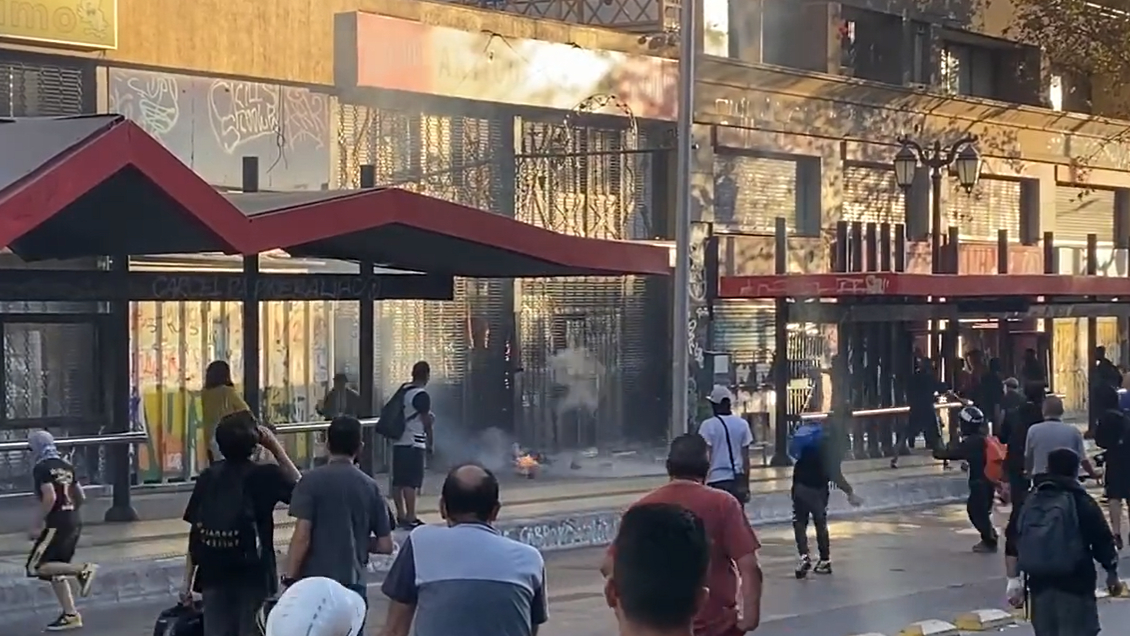 Encapuchados atacaron y prendieron fuego a la ex Fuente Alemana en Plaza Italia