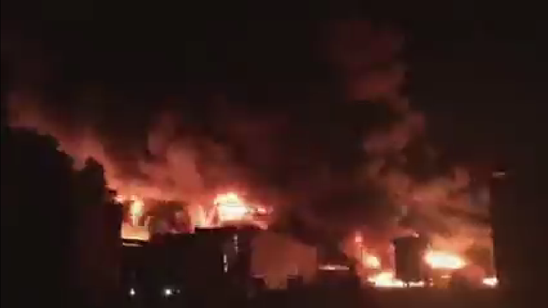 Municipio suspendió las clases de este lunes en Batuco por incendio en fábrica de plásticos