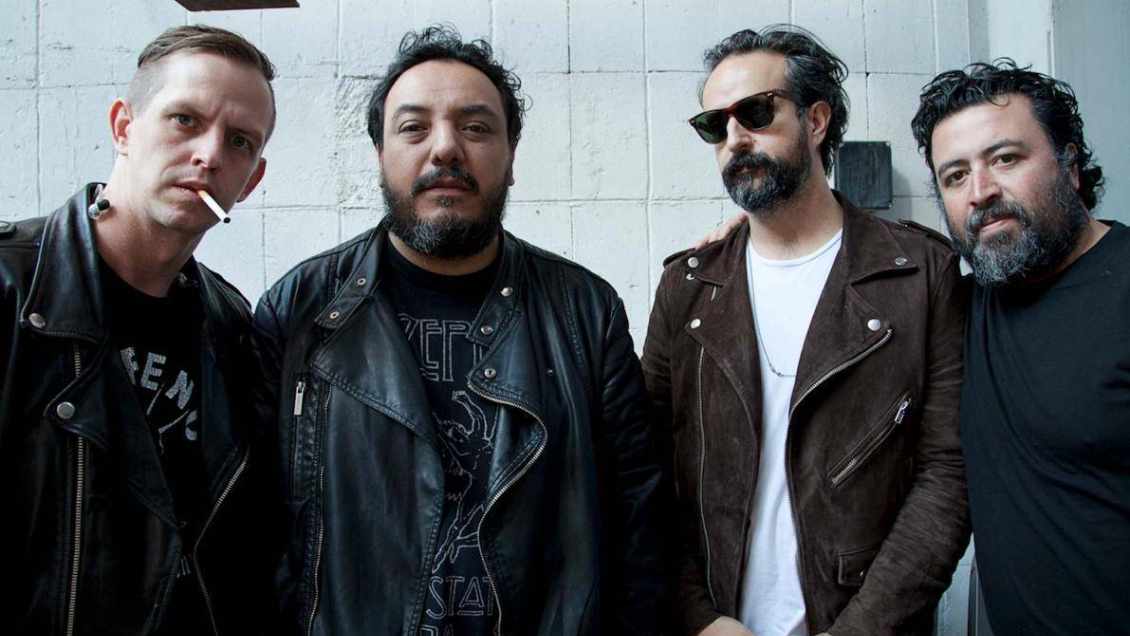 Integrante de Molotov genera polémica por darle un tortazo a un mesero