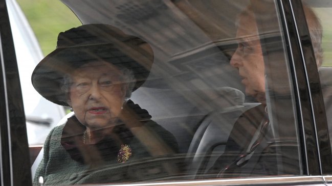   Isabel II muestra su apoyo al príncipe Andrés en tributo al duque de Edimburgo 