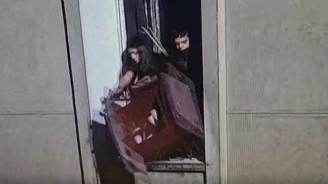   Violencia increíble en Santiago Centro: Turba entró a edificio, golpeó a dueño de departamento y lanzó muebles por la ventana 