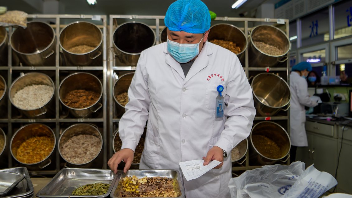 China emite plan para desarrollo de su medicina tradicional