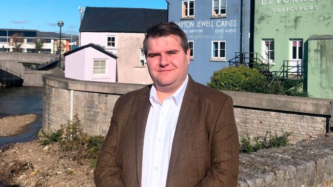 Diputado conservador británico revela en Twitter que es trans