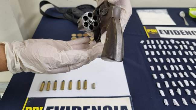 Detienen a sujeto que exhibió arma de fuego a detectives en San Fernando