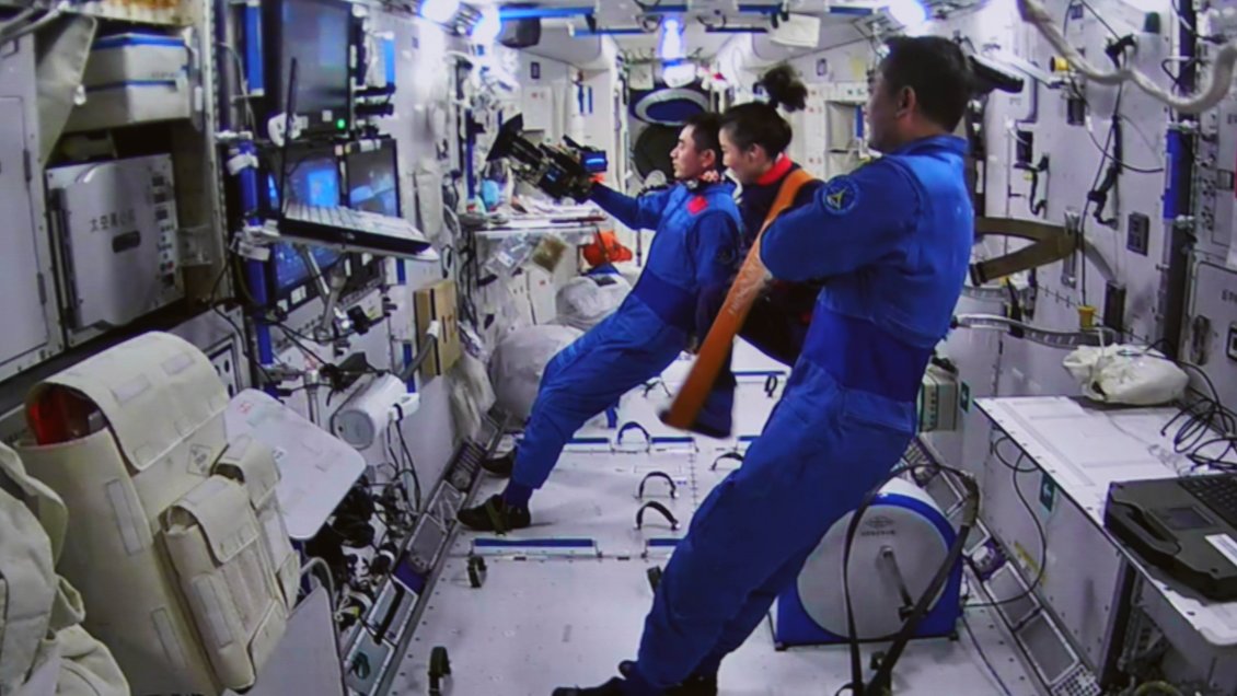 Astronautas de misión china Shenzhou-13 se preparan para regresar en abril