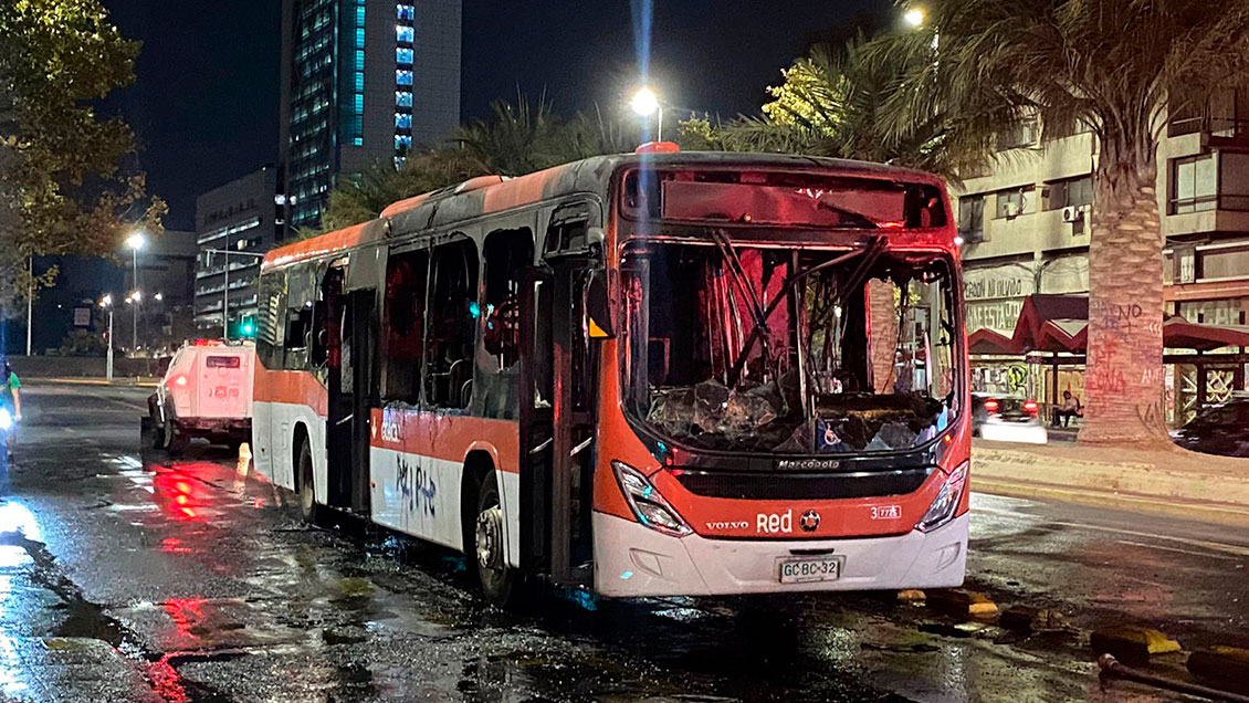 Bus del Transantiago fue quemado en las cercanías de Plaza Baquedano