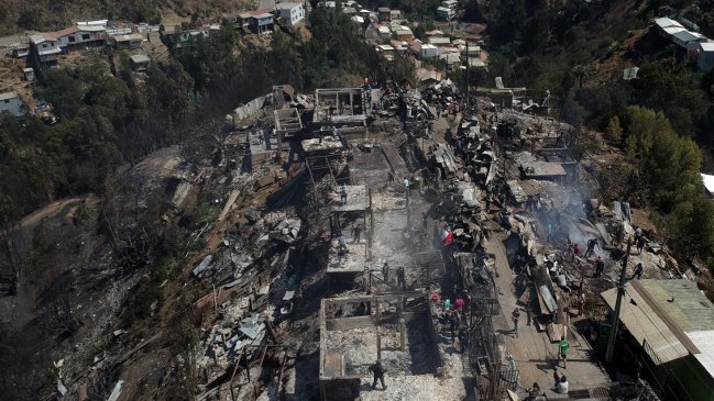  Sólo el 6% de los damnificados en incendio en cerros Rocuant y San Roque tiene casa nueva  