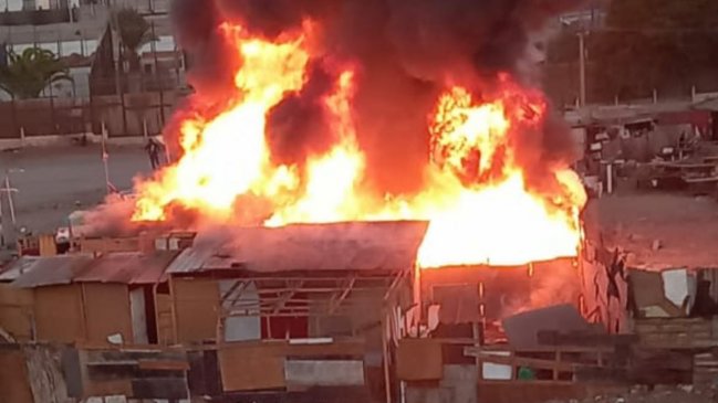 Incendio destruyó cuatro inmuebles en Antofagasta