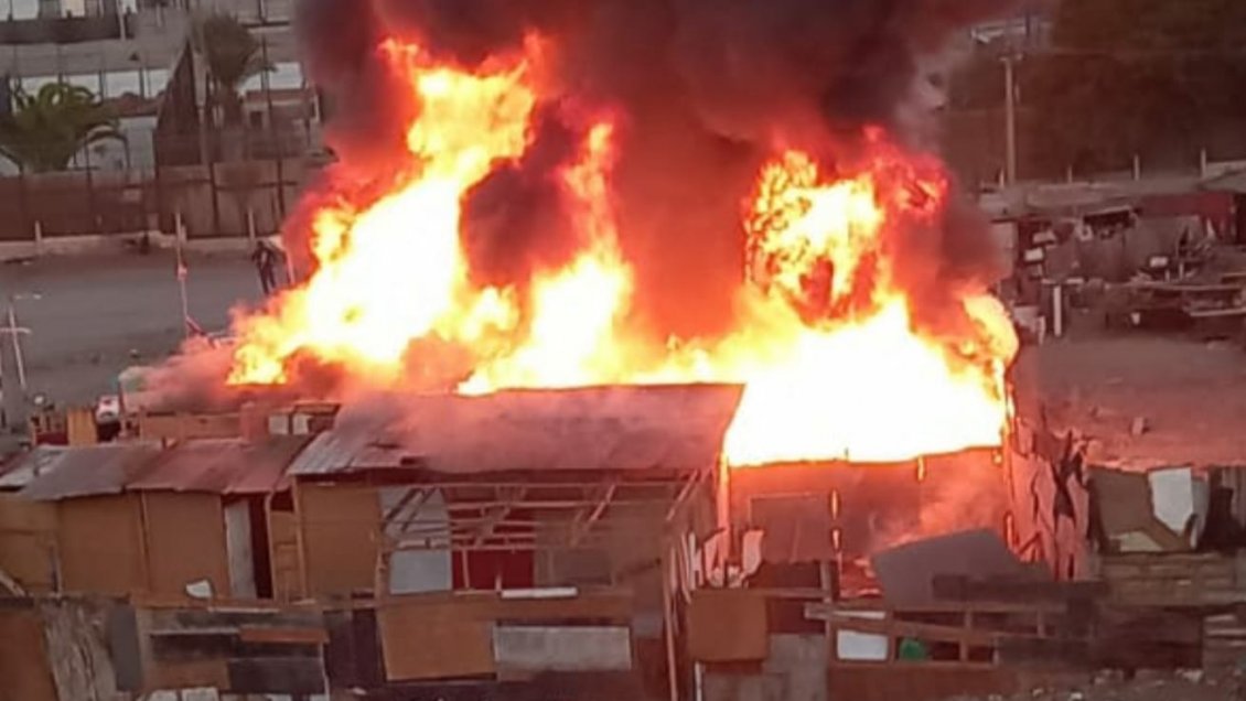 Incendio destruyó cuatro inmuebles en Antofagasta