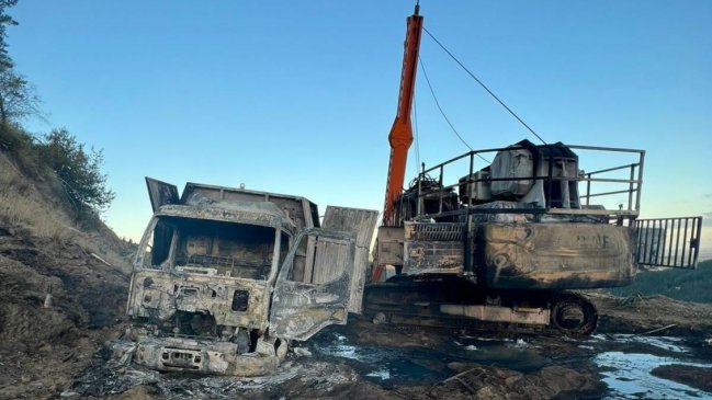 Encapuchados armados atacan a trabajadores y queman maquinarias en predio de Los Sauces
