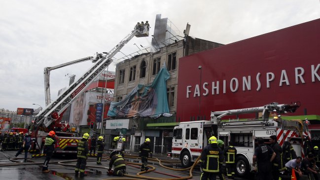 Incendio afectó a edificio abandonado en Alameda con Matucana