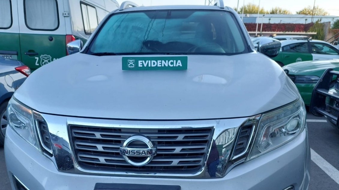 Carabineros de Chillán recuperan dos vehículos robados, tras ser detectados fuera de supermercado