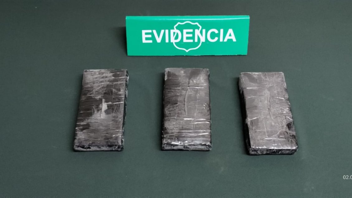 Ingresaba por paso clandestino: Sorprenden a hombre con más de tres kilos de droga en Colchane