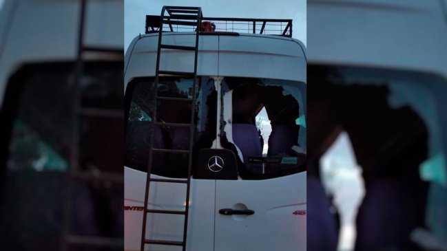 Investigan ataque a furgón de trabajadores forestales en Lumaco