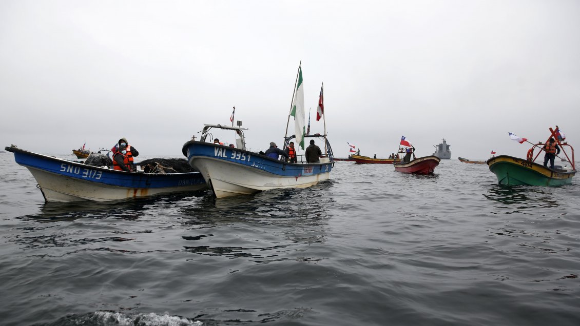Armada busca a tripulante que desapareció de una lancha mientras navegaba en Quellón
