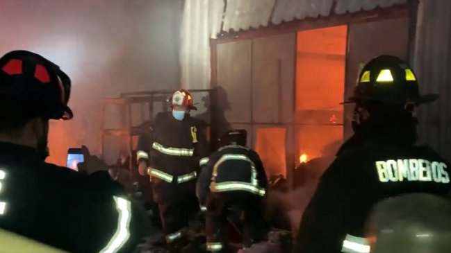 Incendio consumió empresa de almacenaje industrial en La Cisterna
