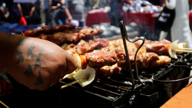 Mujer se comió un microchip de perro tras consumir un anticucho en la calle