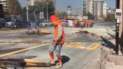   Trabajadores de la construcción cortaron el tránsito y provocan gran taco en Américo Vespucio 