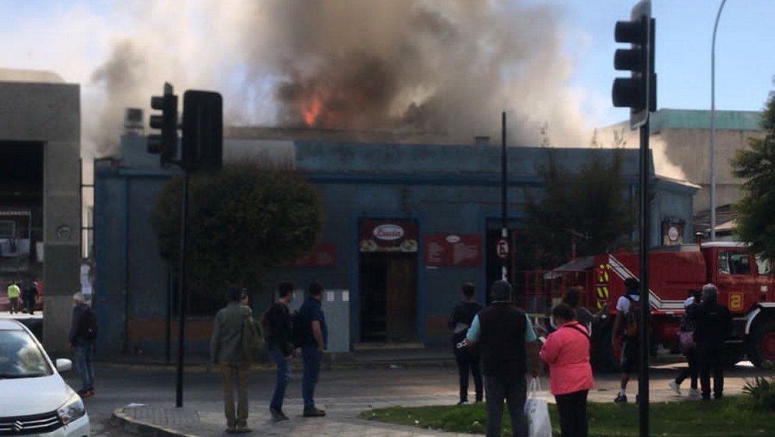 Incendio destruyó fábrica de empanadas en Viña del Mar