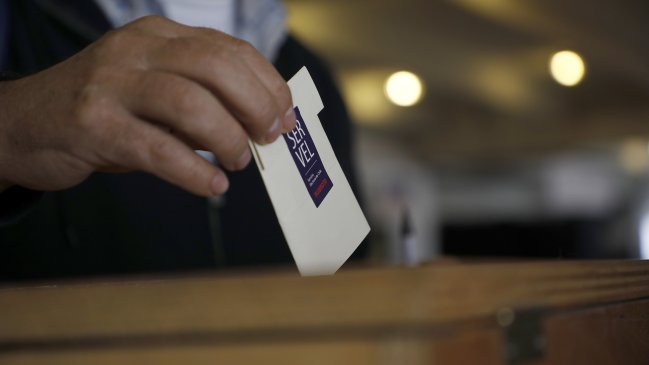  Cadem: Un 51% avala la idea de una tercera opción en el plebiscito de salida  