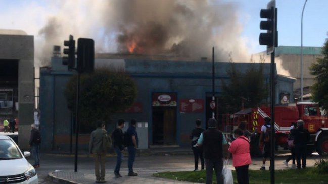 Incendio destruyó fábrica de empanadas en Viña del Mar