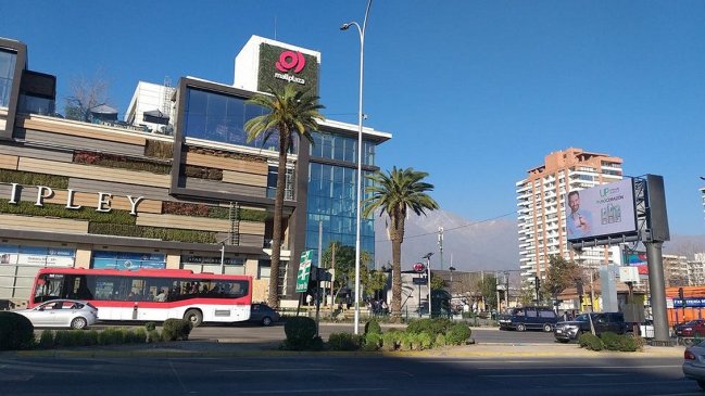 Adulta mayor sufrió robo de cuatro millones de pesos frente al Mall Plaza Egaña