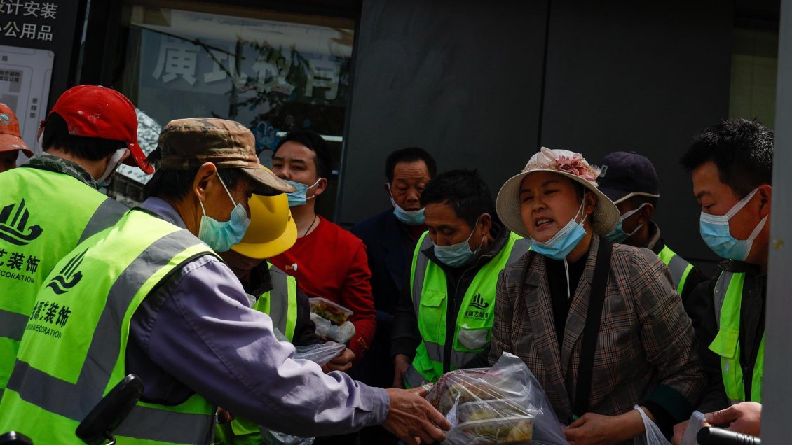 Comprar comida, una odisea en el confinamiento de la ciudad más rica de China
