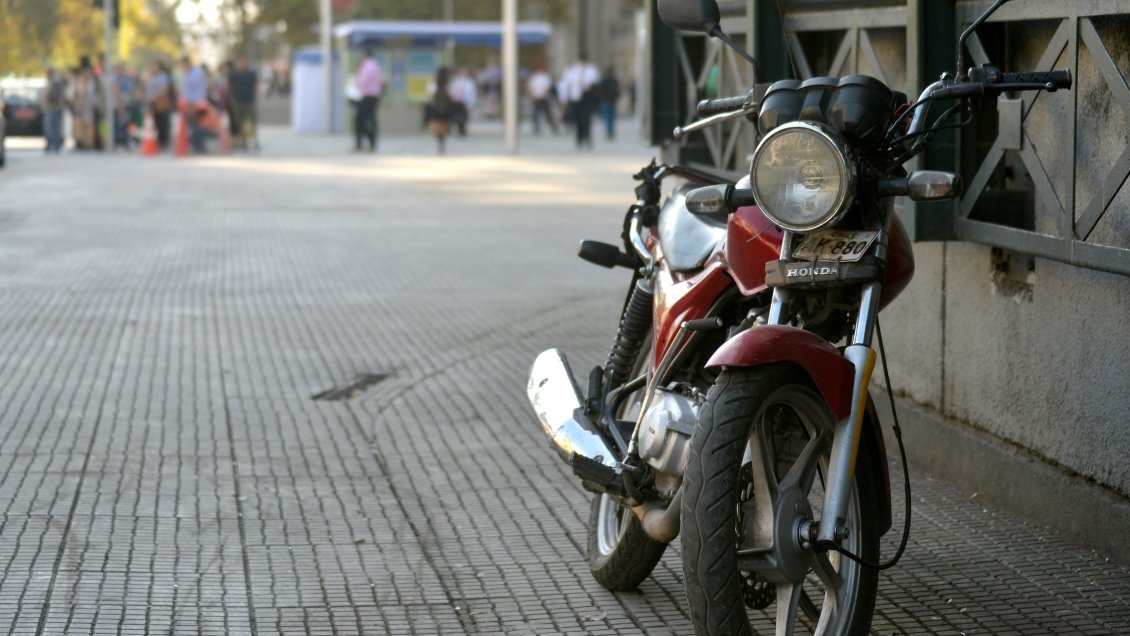 Niña de seis años en estado de extrema gravedad tras caer desde motocicleta