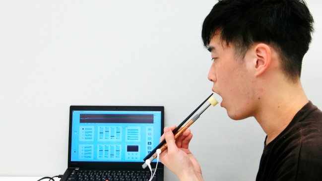 Crean palillos que modifican el sabor de la comida en Japón