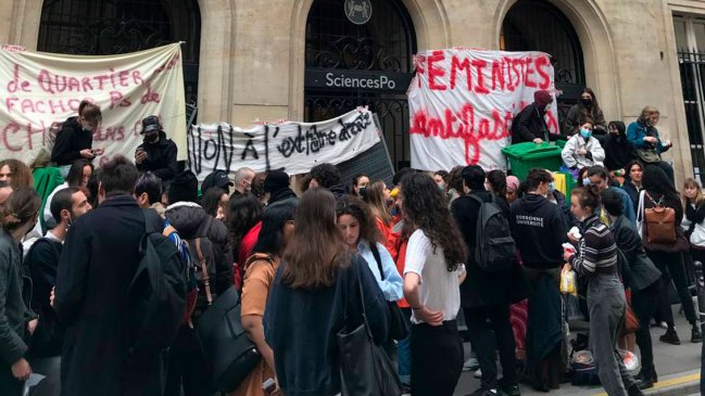   Estudiantes ocupan la Sorbona y rechazan elegir entre Le Pen o Macron 