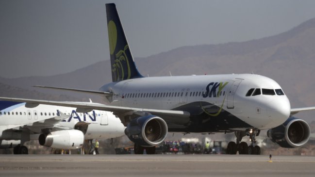 Paro de controladores aéreos en Perú provocó incómoda situación a pasajeros de vuelo en Santiago