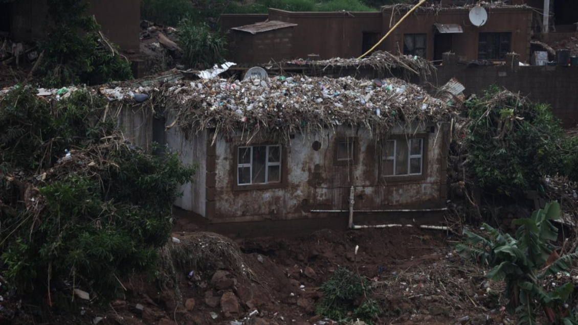 Devastadoras inundaciones en Sudáfrica suman al menos 340 muertos