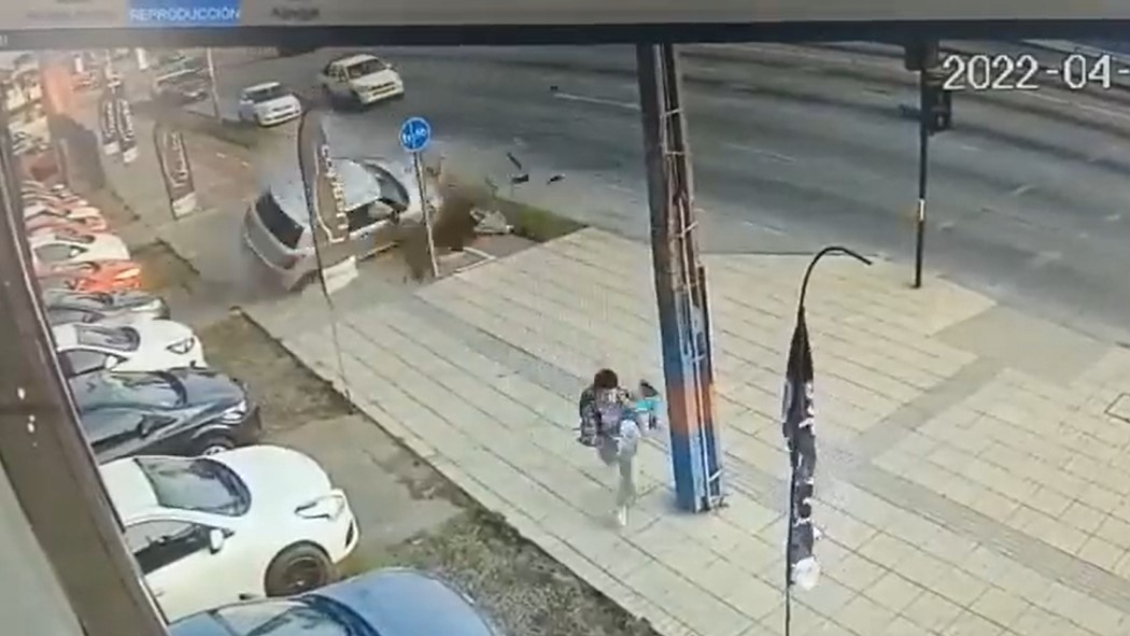 [Video] ¡De milagro!: Un padre y su bebé se salvaron de ser ...