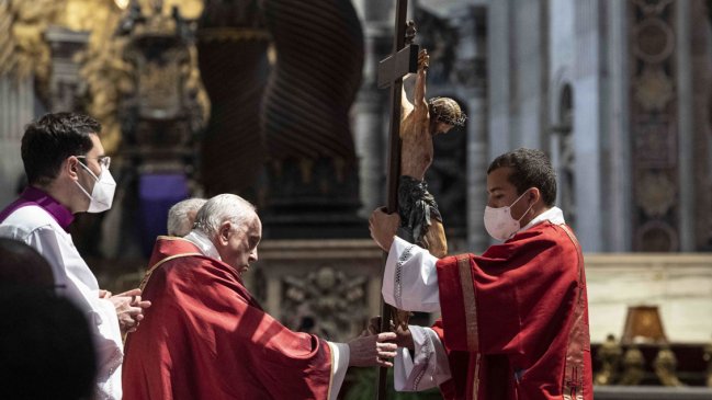   El papa imploró la paz en un Vía Crucis marcado por la guerra en Ucrania 