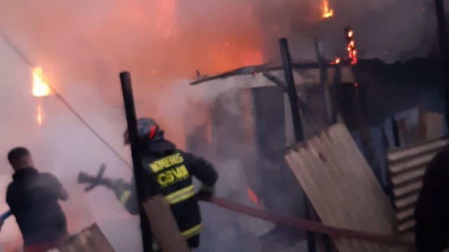 Dos adultos mayores heridos dejó incendio en cerro San Roque de Valparaíso