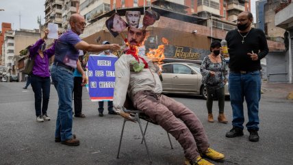  Venezolanos quemaron figuras de Maduro y Putin para recrear la muerte de Judas  