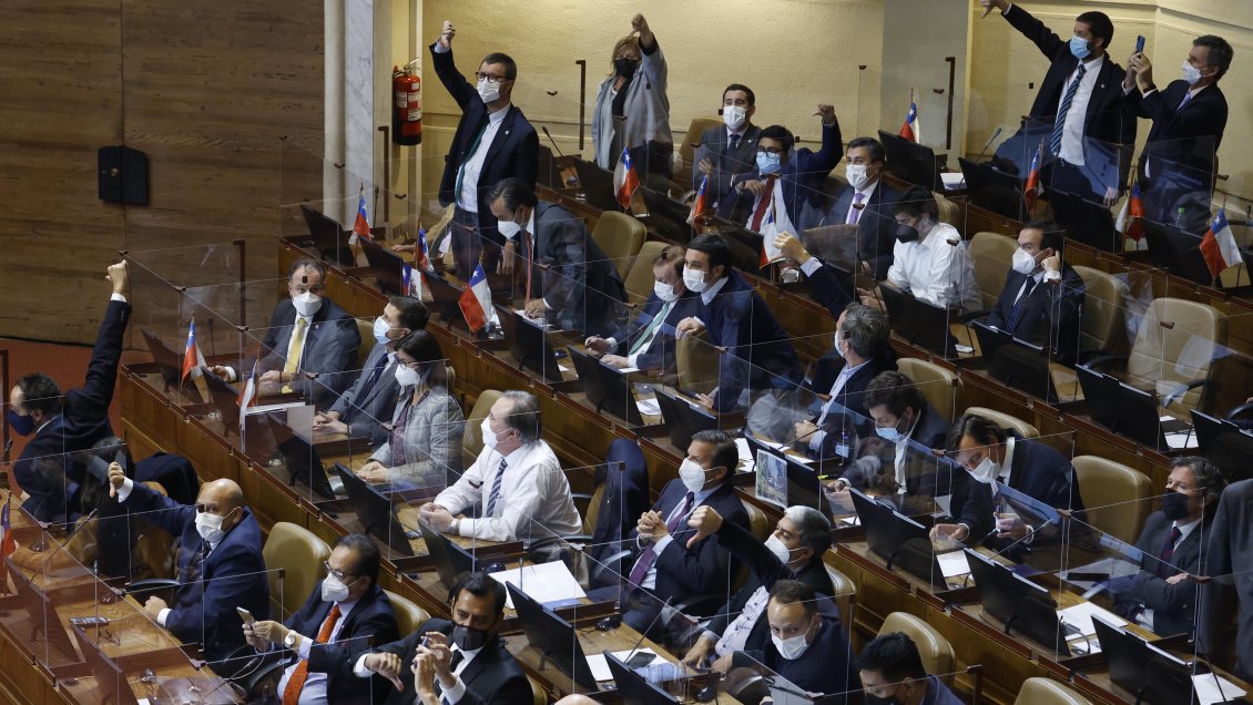 Oposición pide salida de ministros Jackson y Marcel mientras oficialismo quiere más diálogo