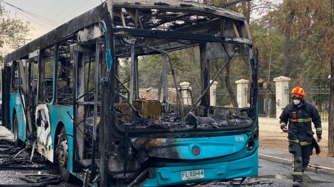 De nuevo una micro fue incendiada frente al Internado Barros Arana