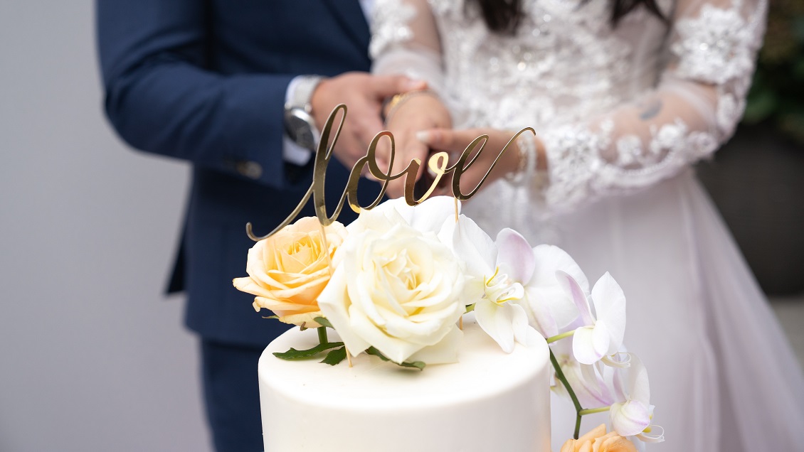 Novia fue arrestada por poner marihuana en la cena de su boda: Invitados se quejaron