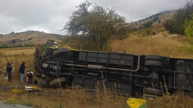 Dos fallecidos dejó volcamiento de un bus en ruta que une San Javier y Constitución