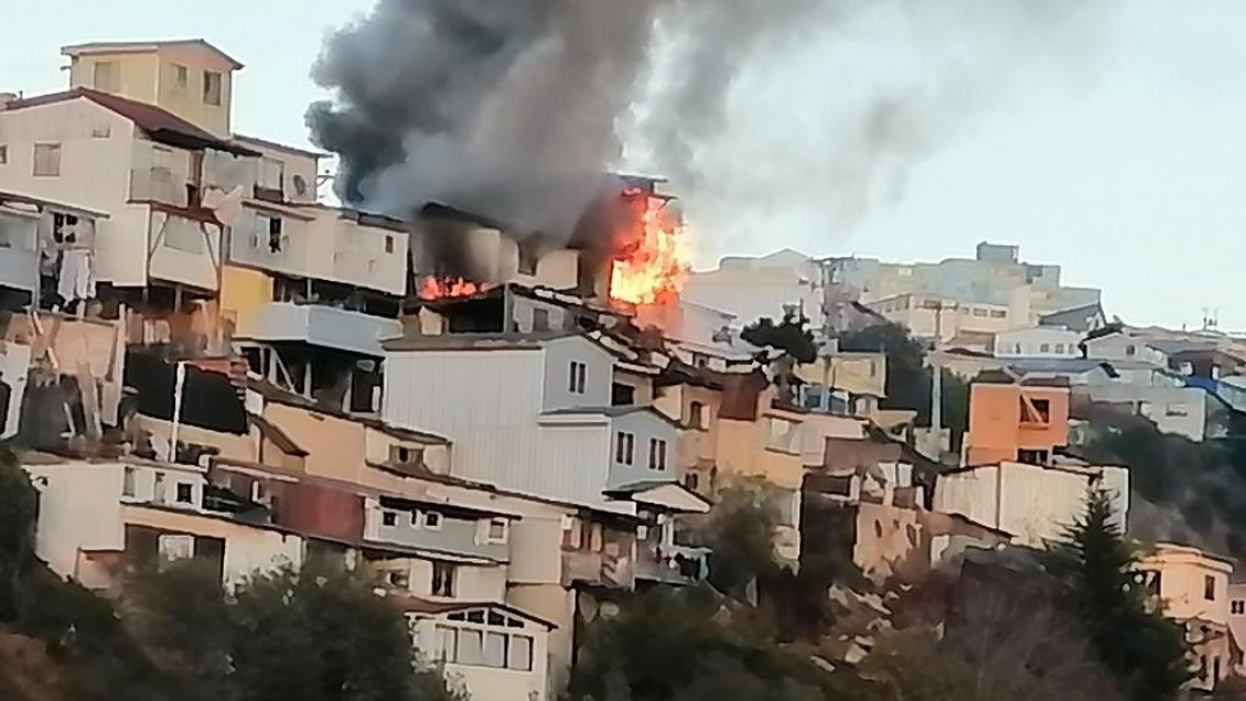 Incendio destruye dos viviendas y deja nueve personas damnificadas en Valparaíso