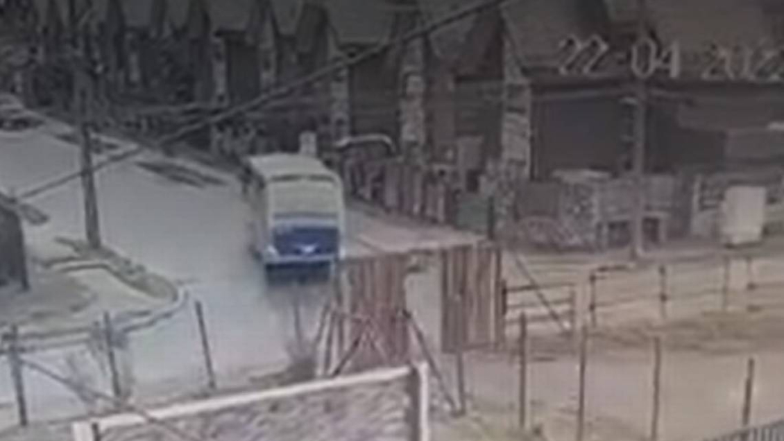 Murió joven que cayó desde una micro en movimiento que llevaba la puerta abierta