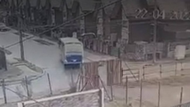 Murió joven que cayó desde una micro en movimiento que llevaba la puerta abierta