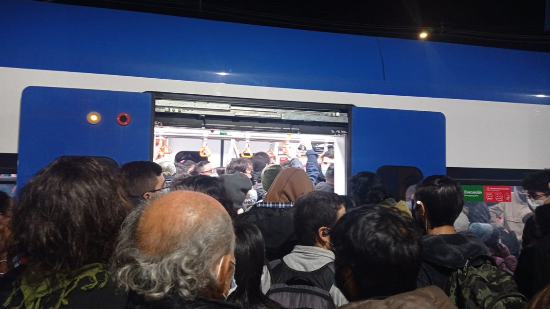 Niño fue aplastado por multitud que intentaba subir al Biotrén en Concepción