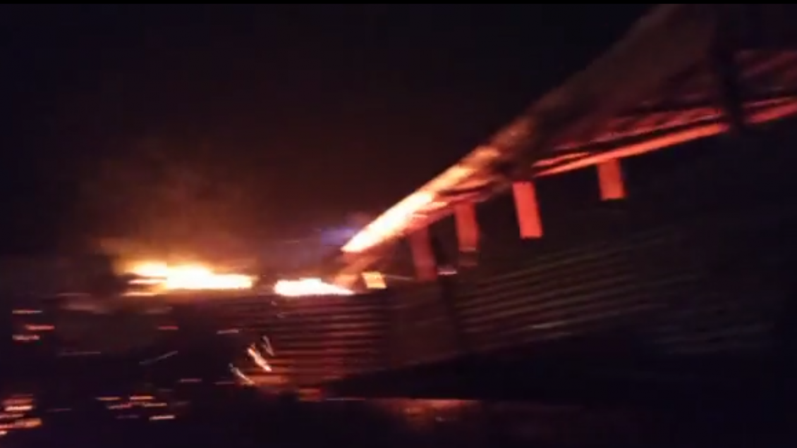 Familia de Quidico sufrió ataque incendiario que destruyó su casa