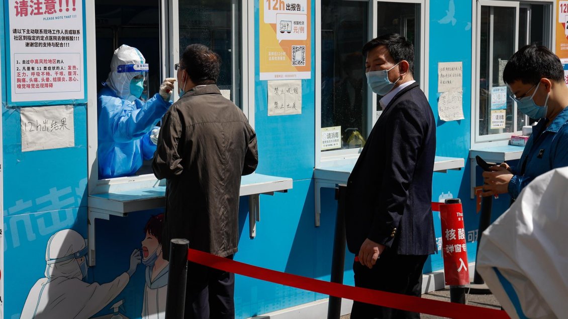 Pekín hará PCR a 20 millones de personas mientras en Shanghái bajan los casos