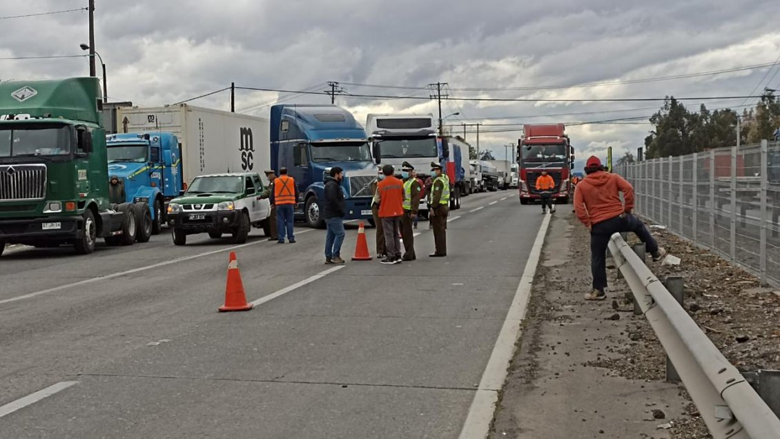 Camioneros interrumpen Ruta 5 Sur en ambos sentidos en San Fernando