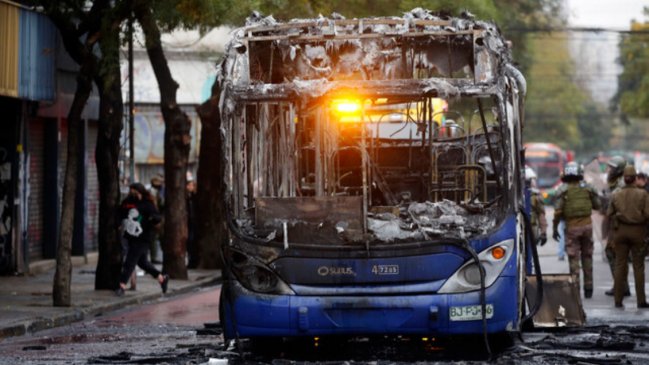 Nueva jornada de violencia en liceos de Santiago: una micro fue quemada