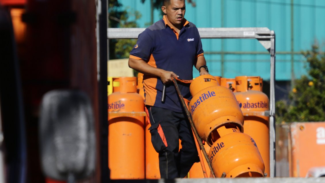 Gas a precio justo: Alcalde acusa que plan piloto del Gobierno alcanza apenas para mil familias