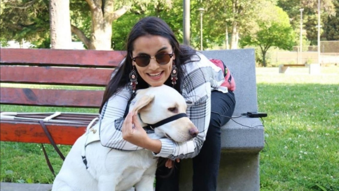 Profesora ciega de Concepción lanza canción y videoclip en honor a su perra guía